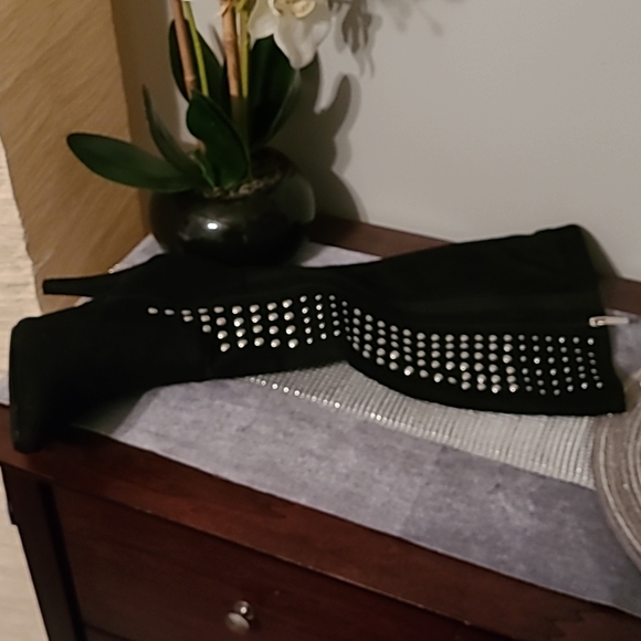 Ashley Stewart Woman 12W, 3.5 inch heel black boots - Picture 5 of 5